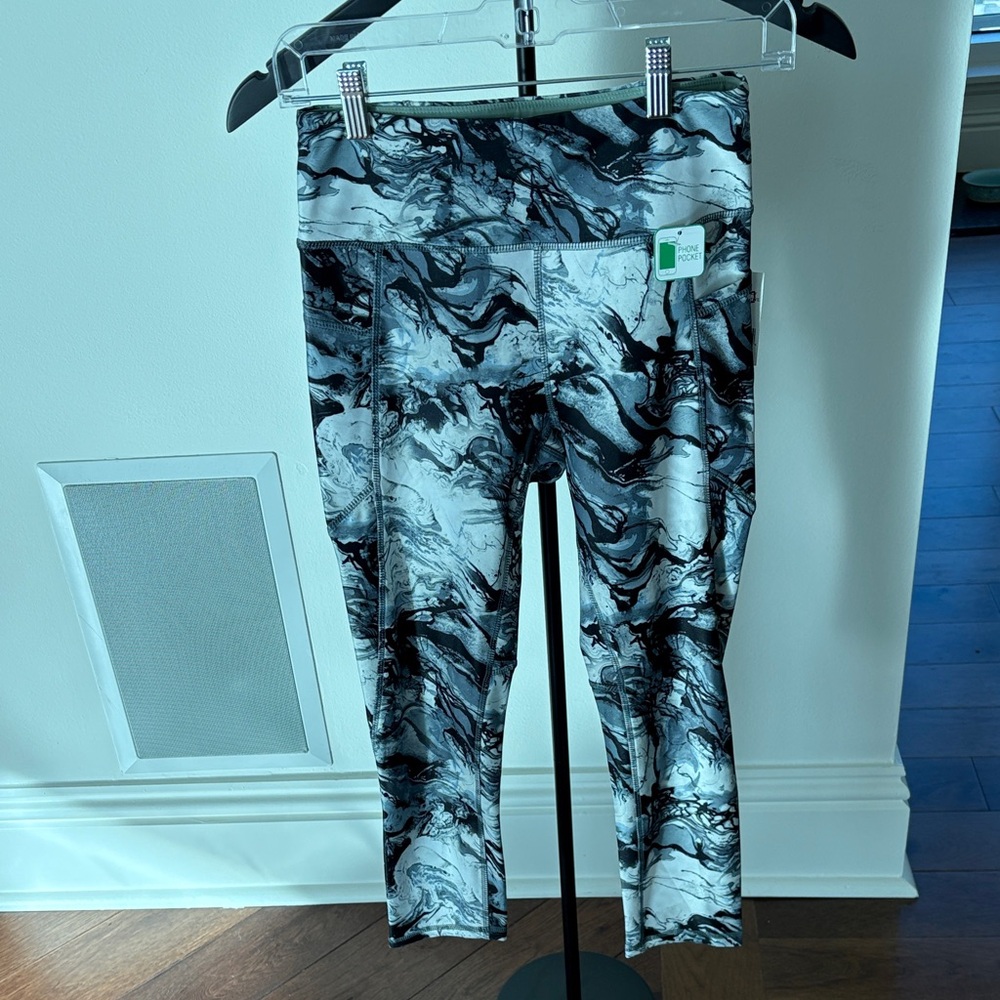 Dip New Stylish Black and White Women's Leggings size small with 2 pockets